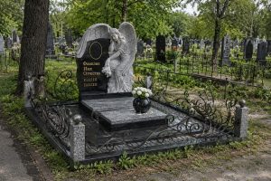 памятники с художественной резкой
