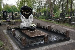 памятники с художественной резкой